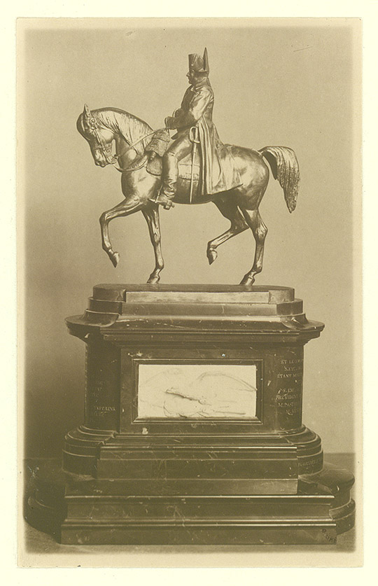 PARIS.C Une statue à la gloire impériale IMG2