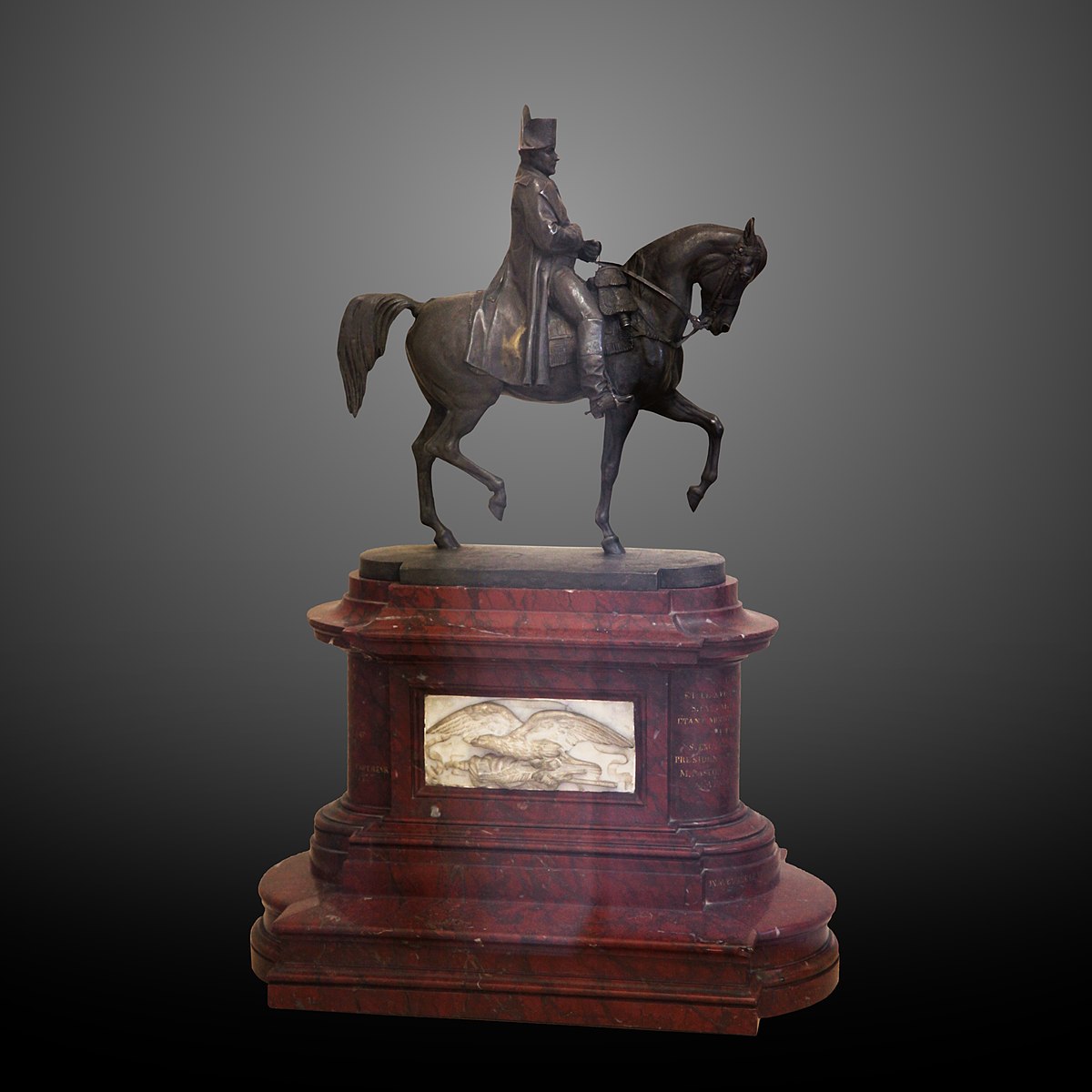 PARIS.C Une statue à la gloire impériale IMG3