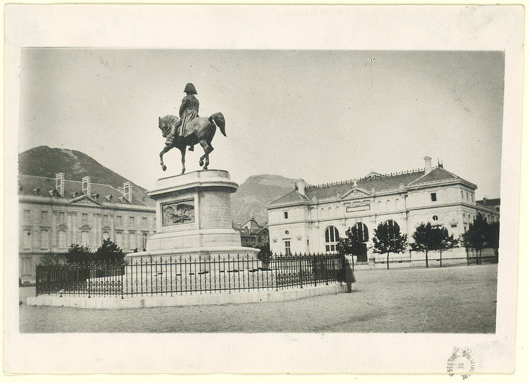 PARIS.C Une statue à la gloire impériale IMG4