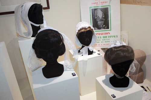 HUBER MARIE UNE VISITE MUSEOGRAPHIQUE DECOIFFANTE IMG1