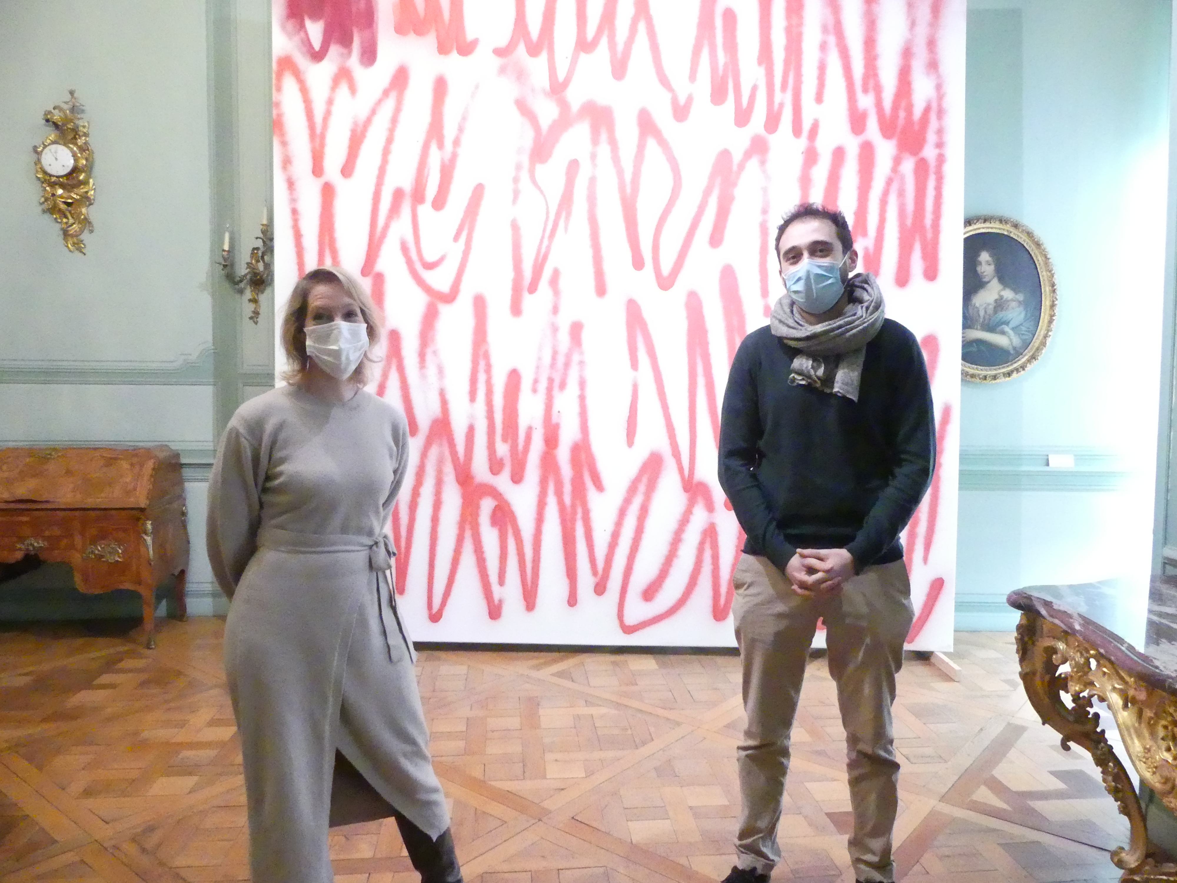 MERON CHLOE CAMILLE GROSS ET ELIE RAFOWICZ DEVANT UNE OEUVRE DE RENEE LEVI IMG2